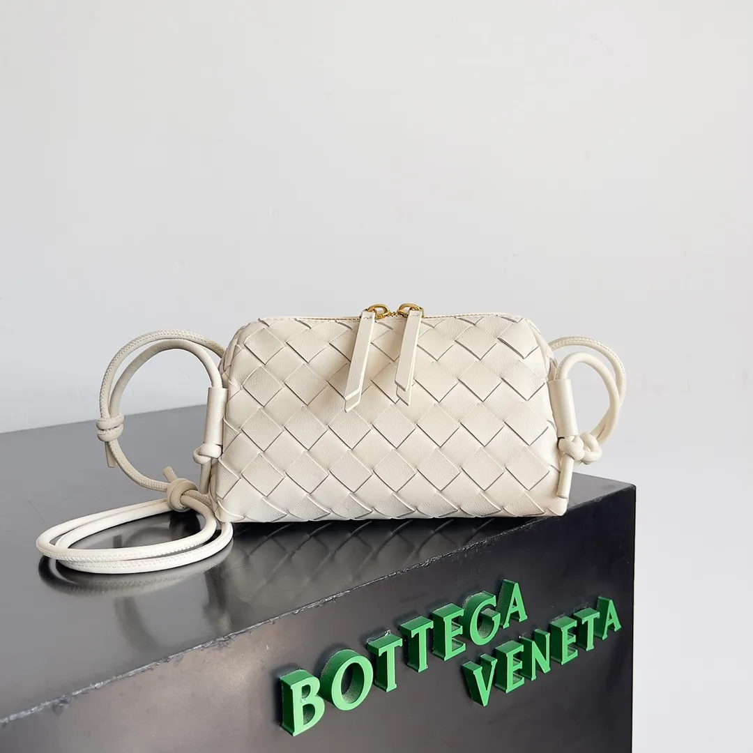 Batch 1260 BV new mini bag ceiling Bottegaveneta new Concert Pouch bag is small and has a large capacity. It can hold a Pro max mobile phone. The shoulder strap is adjustable for cross-body carry. It is very cost-effective when carried on one shoulder. The latest small bag in autumn has a lot of capacity. It can hold 4 short clips. I also tried it and it can hold one of my fists. It is cute, the capacity is touching and the length of the shoulder strap is adjustable for daily commuting. Full score 10 #bv woven bag Style number: 794258 Size: 18.5*11.5*8.5cm
